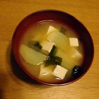 じゃがいもと木綿豆腐とわかめのお味噌汁